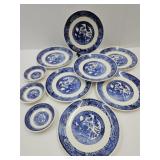 7 Blue Willow  Dinner Plates 9 7/8, 3 Bowls 5 1/4