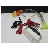 Pamper Chef Chopper, Corer, Tupperware Measurers +