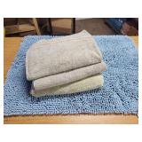Like New 36" Bath Throw Rug & Bath Towels