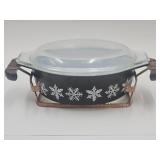 Pyrex 1 1/2 QT Snowflake Casserole Dish w Holder