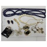 Costume Jewelry; Gold Tone Necklace +