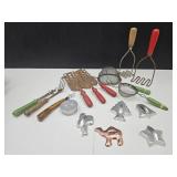 Primitive Utensils, Red & Green Handle+
