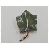 14K Gold Pin / Brooch w Jade Stone
