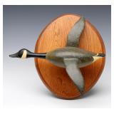 A VINTAGE HANGING WOOD CARVING OF A CANADIAN GOOSE A VINTAGE HANGING WOOD CARVING OF A CANADIAN GOOSE