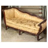A CARVED 18TH C. FRENCH LOUIS XV STYLE RECAMIER