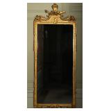 AN ELEGANT 18TH C. ITALIAN GILT WOOD MIRROR