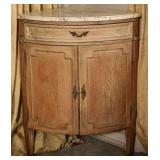 AN EARLY 20TH C. FRENCH STYLE PICKLED OAK CABINET