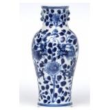 AN EARLY 20TH C. CHINESE BLUE & WHITE DRAGON VASE