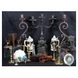 A COLLECTION OF ANTIQUES AND DECORATIVE ITEMS