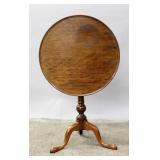 AN EARLY 19TH CENTURY MAHOGANY TILT-TOP TABLE