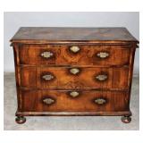 AN EARLY 18TH CENTURY QUEEN ANNE BURR WALNUT CHEST