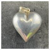 Sterling silver heart pendant. Weight: 3.5 grams.