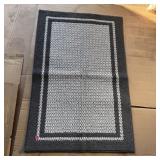 Accent rug approx. 30 x 45 inches