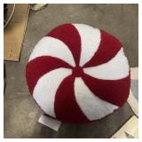 Hand-hooked accent rug approx. 22 x 38 in with mat