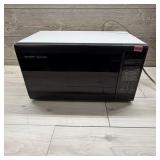Sharp Carousel Microwave 20'x12'x7.5'