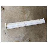 48" Shop Light w/ 1 bulb. Tested & working