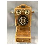 Vintage style wall phone, no receiver. Tï¿½lï¿½phone
