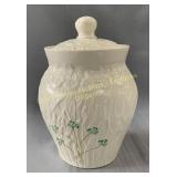 Belleek biscuit barrel, Baril ï¿½ biscuits 7" x 10"