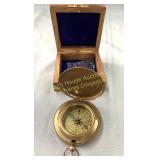 Vintage style compass with wooden box, Boussole