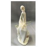 NAO porcelain figurine en porcelaine, 5" x 9.5" H