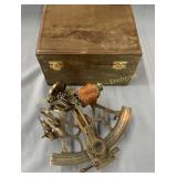 Brass sextant with wooden case, Sextant en laiton