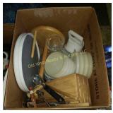 Box of Kitchen Items (U)