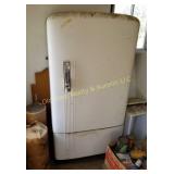Vintage IH Refrigerator (M)