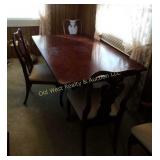 Dining Room Table w/6 Chairs & 2 Leaves-Very Nice