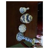 Lot of blue and white trinkets
