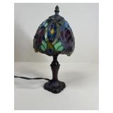 Metal Accent Lamp w / Stained Glass Shade