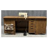 Bernina Sewing Machine w / Cabinet/Table