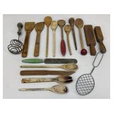 Vintage Kitchenware Assortment / 17 pc