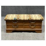 Lane Cedar Chest w / Padded Seat