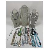 Costume Jewelry Necklaces / 25 pc