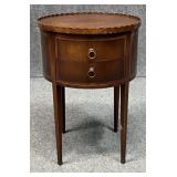 Mahogany End Table w / Pie Crust Edge