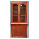 Cabinet w / Glass Door Hutch
