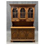 Ethan Allen China Cabinet w / Hutch