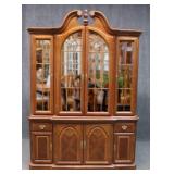 China Cabinet w / Hutch