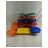 Set of Pyrex storage containers with lids ( 13 in