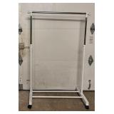 Adjustable clothing rack