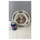 Decorative souvenir plate featuring ï¿½Magnetic