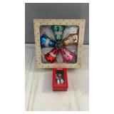 Holiday dï¿½cor set featuring a boxed set of