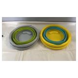 Set of collapsible silicone buckets in two color