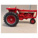 Farmall 706 - NF - Ertl - 9”x6”