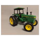 John Deere 4040 - The Toy Tractor Times 2001 - ERTL - 11”