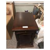 End Table w/ Magazine Rack
