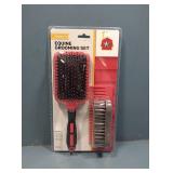 Equine grooming set