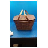 Picnic basket with thermos Picnic basket with thermos