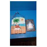 2 wall hangings 2 wall hangings