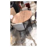 Table and 4 chairs. 1 leafs Table and 4 chairs. 1 leafs